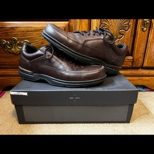 Men dress sneakers brown